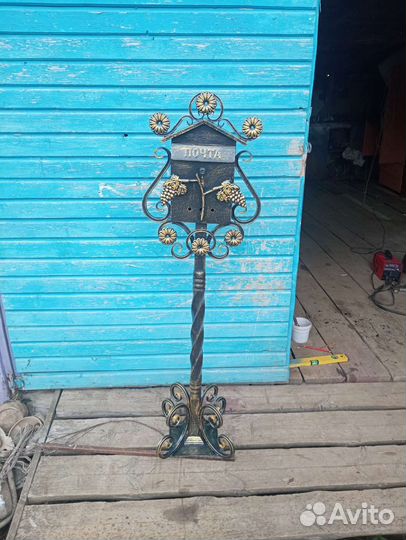 Ящик почтовый с элементами ковки