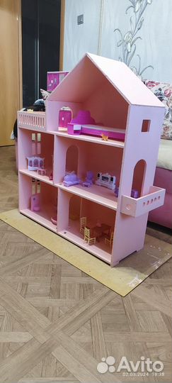 Большой кукольный домик с мебелью