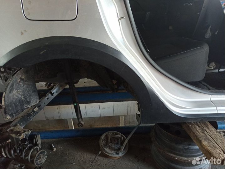 Накладка крыла задняя правая. Рено логан степвей