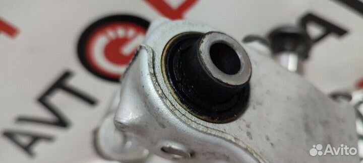 Кулак поворотный задний левый Volkswagen Passat