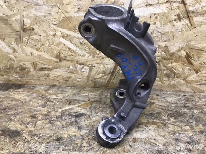 Кулак поворотный передний правый Volkswagen Passat