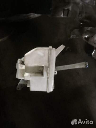 Бачок омывателя Toyota Corolla E18 с дефектом