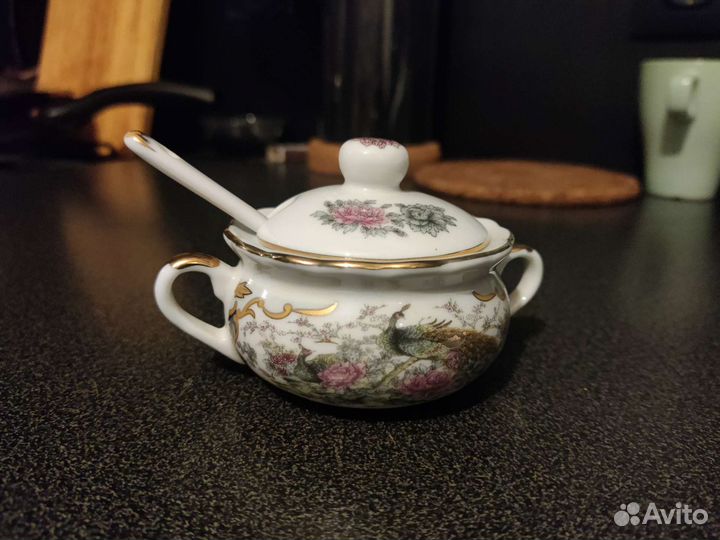 Фарфоровая соусница с росписью