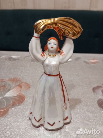 Статуэтка фарфоровая Девушка со снопом. Дулево 67г