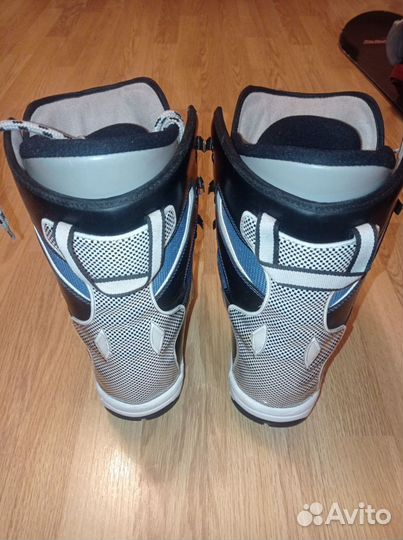 Сноуборд с креплением и ботинками