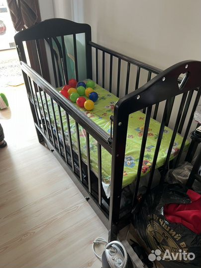 Детская кроватка с маятником и ящиком