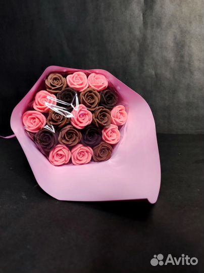 Букет - 19 Роз из Трёх Видов Шоколада