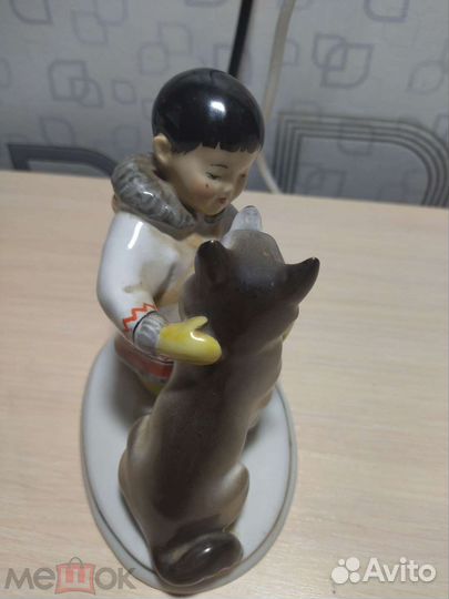 Фарфоровая статуэтка. Мальчик с собакой