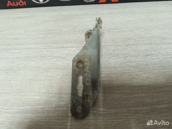 Петля капота передняя левая Isuzu Gemini MJ4 D15B