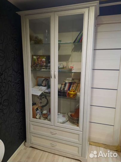Сервант- шкаф