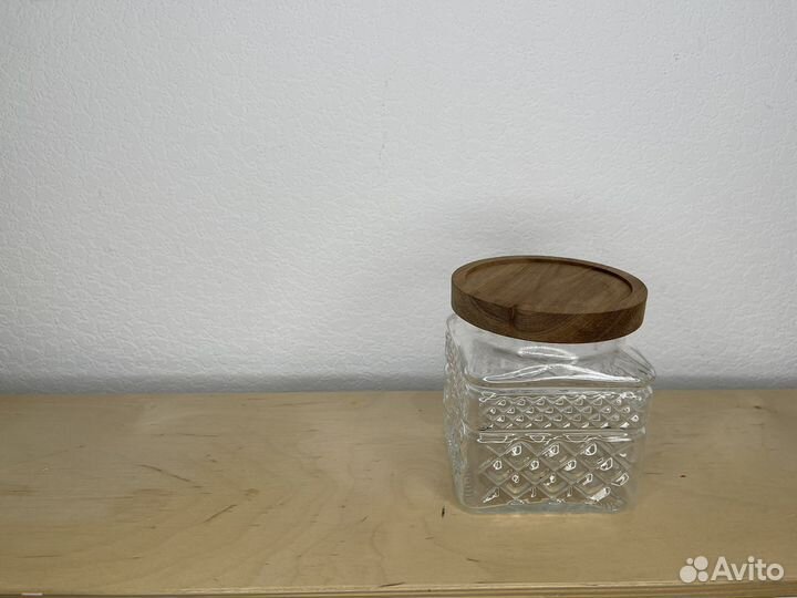 Банка с крышкой