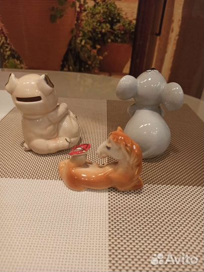 Статуэтки и копилка