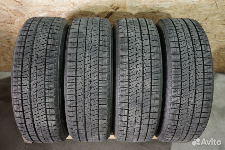 Bridgestone Blizzak VRX2 215/60 R17 96Q