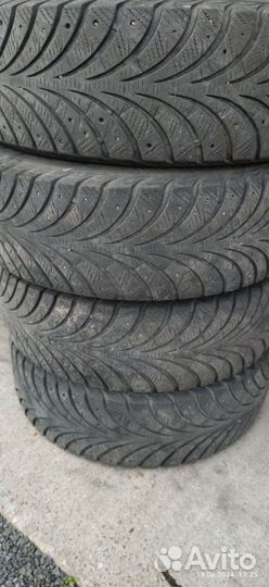 Goodyear UltraGrip 215/65 R16