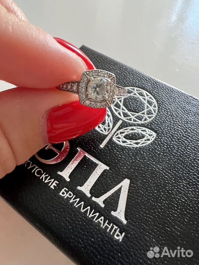 Кольцо с брилиантом
