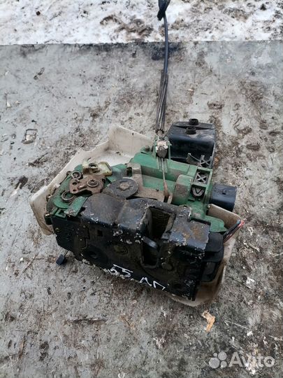 Передний левый замок двери Фольцваген Пассат б5+