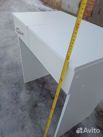 Косметический столик с зеркалом