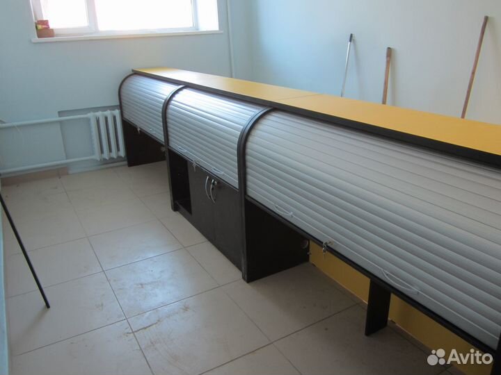 Стол с рольставнями