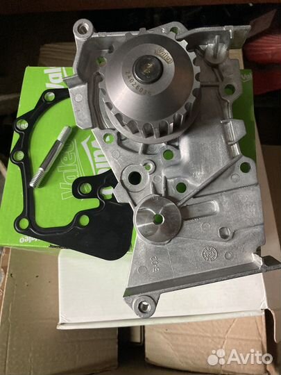 Насос водяной Renault Logan Sandero Megane Largus