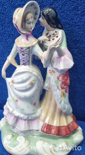 Фарфоровая статуэтка Барышня с цыганкой Гадание