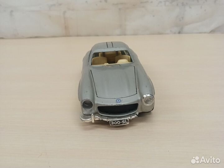 Модель автомобиля Мерседес Бенц 300 sl