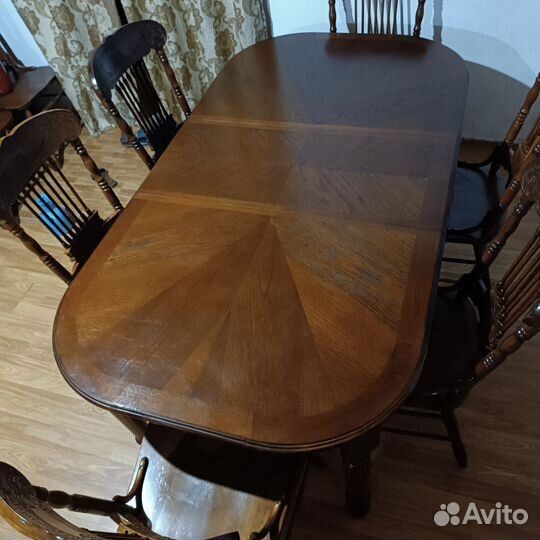 Стол и стулья