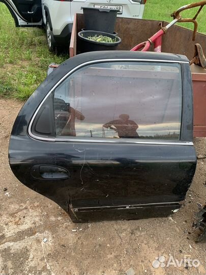 Двери задние в сборе kia carisma1998 год
