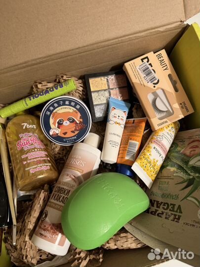 Коробка косметики и аксессуаров (бьюти бокс)