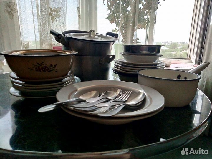 Посуда для дачи:тарелки, кастрюли, вилки, ложки