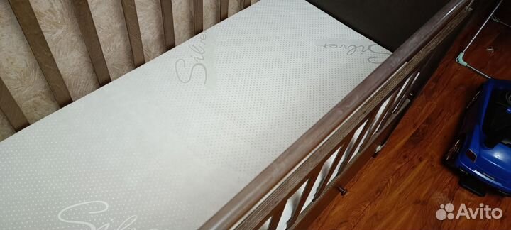 Детская кроватка и пеленальный комод