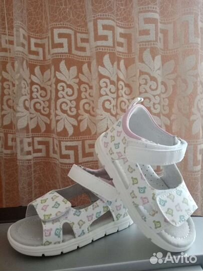 Босоножки для девочки новые 22р. И 17р