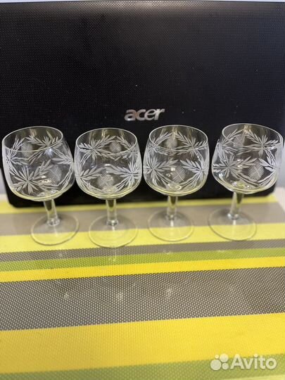 Хрустальные рюмки на ножке