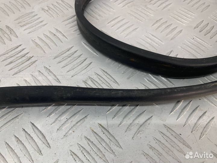 Б/У уплотнительная резинка жабо передний Mazda