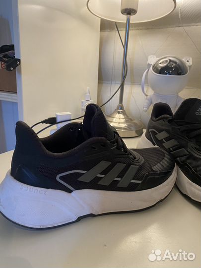 Кроссовки женские