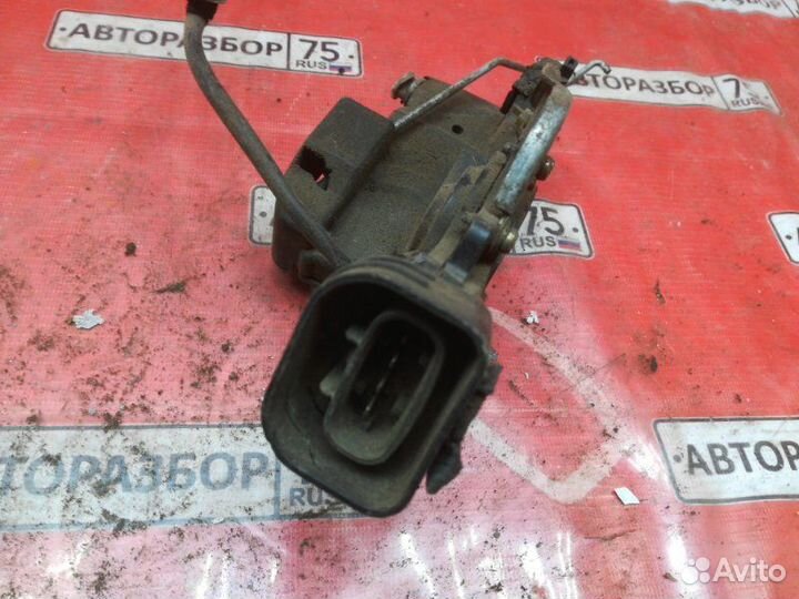 Замок двери передний правый Toyota Land Cruiser