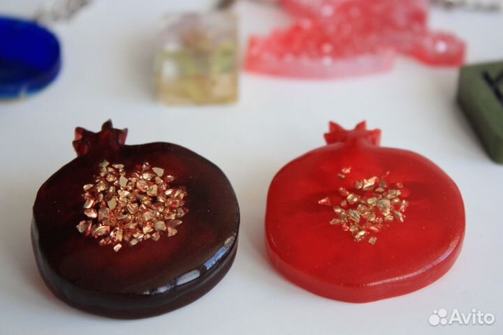 Брошь в виде граната ручная работа