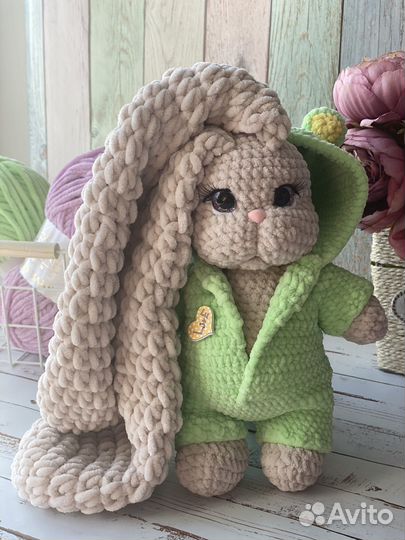 Зайка в костюме символа 2024 года