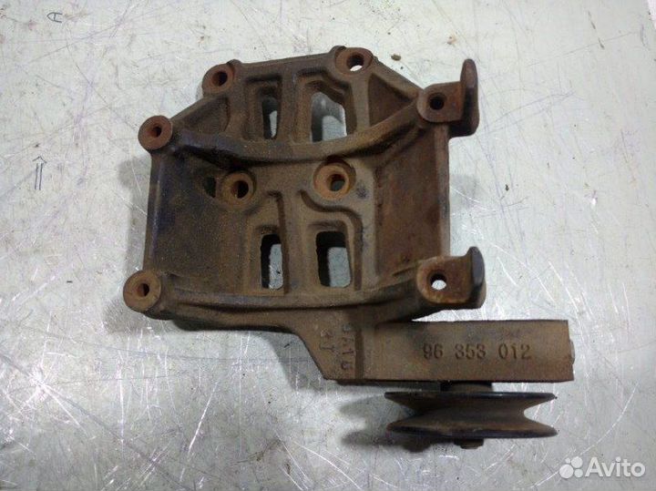 Кронштейн компрессора кондиционера Daewoo Nexia