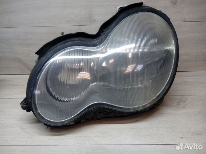 Фара передняя левая Mercedes w203
