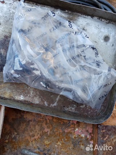 Нижняя левая передняя шаровая toyota cresta 100