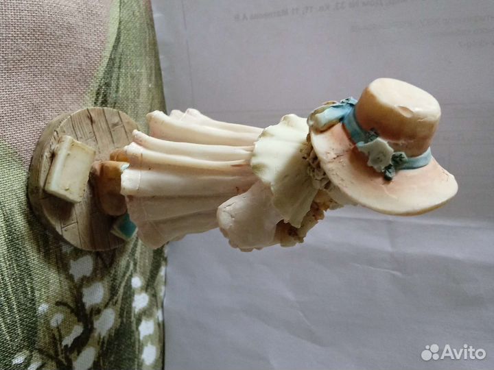 Статуэтка девочка с куклой