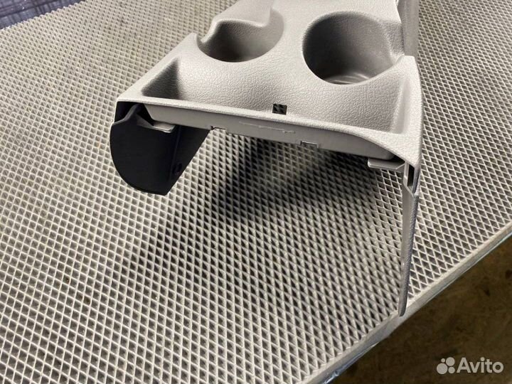 Консоль между сидений Chevrolet Trailblazer GMT360