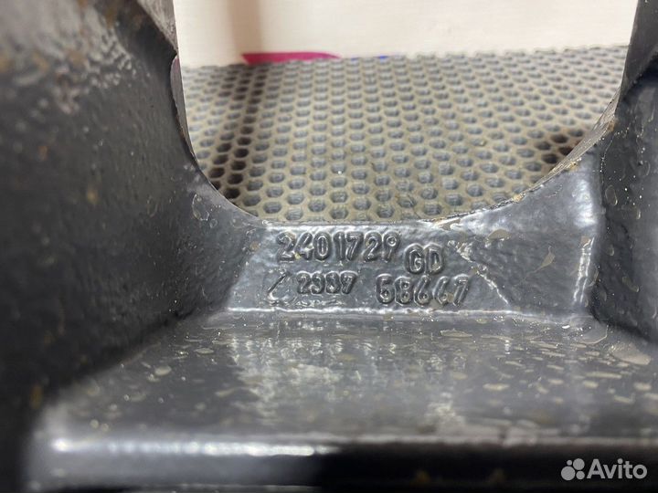 2401729 Кронштейн передней рессоры левый