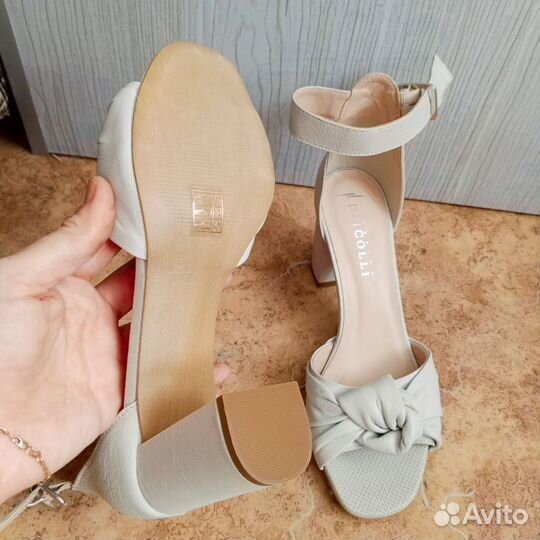 Светлые туфли на высоком каблуке, 41 размер