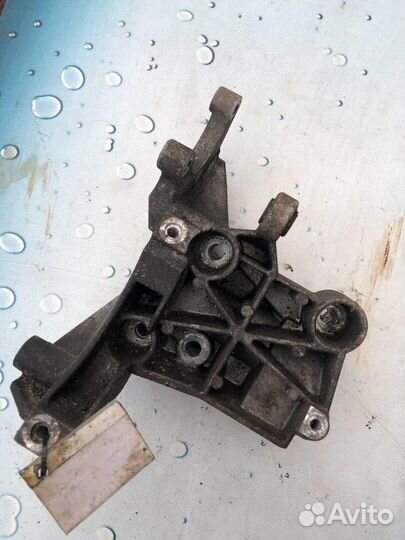 Кронштейн гидроусилителя руля 059145169AA