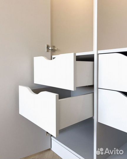 Шкаф распашной белый матовый