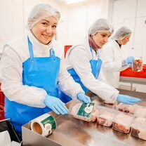 фасовщица с ежедневной. фасовщик на конвейер. упаковщики фасовщики. упаковщик на склад. упаковщик кондитерских изделий.