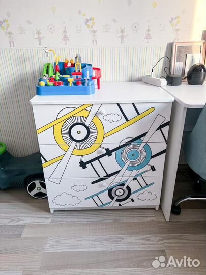 Детская мебель: 2 шкафа, комод, стол