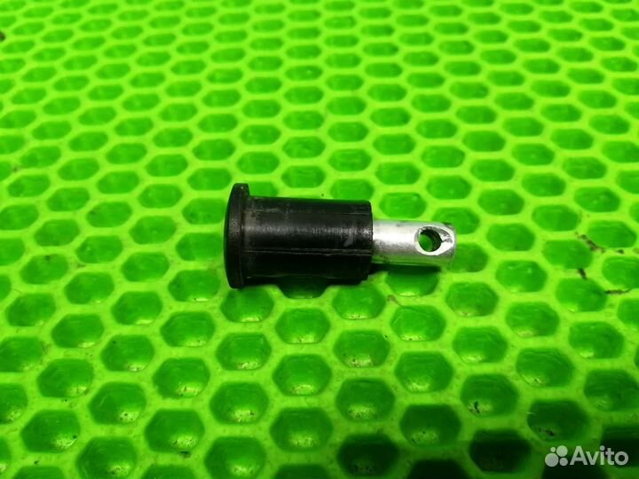 Болт крепления подножки на коляску Yoya