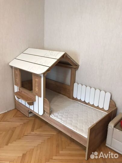 Детская кроватка,домик